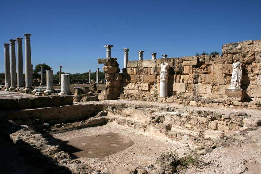 La antigua ciudad de Salamina, constituye el mayor yacimiento arqueológico de Chipre y sus ruinas ocupan una vasta zona junto al mar.