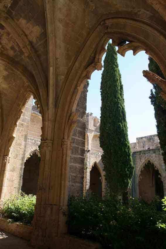 en el lugar. En el siglo XI, bajo el Imperio Bizantino, se levantó una iglesia y un monasterio en su honor que a finales del siglo fortificaron.