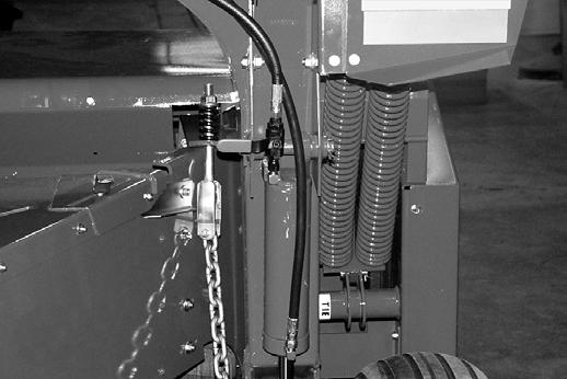 6: Afloje las contratuercas en las válvulas de traba de los cilindros () en ambos cilindros de levantamiento.
