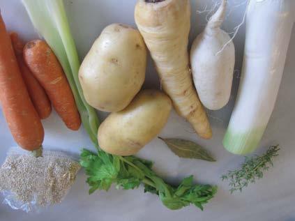 Caldo vegetal de quínoa y tomillo con infusión de tomillo 1 rama de apio 2 puerro mediano 5 zanahorias 3 patatas 2 nabo 2 chirivía