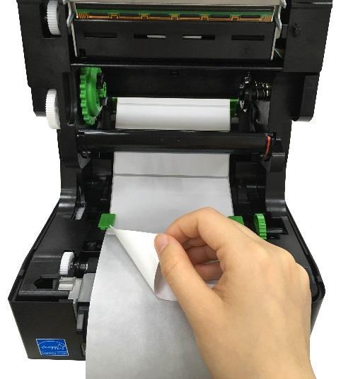 Abra la tapa superior de la impresora presionando las pestañas de apertura de dicha tapa situadas a cada lado de la impresora. 3.