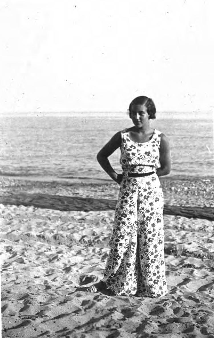 María Josefa Matheu Dolsa vora la mar Cap a 1930 Arxiu Municipal de