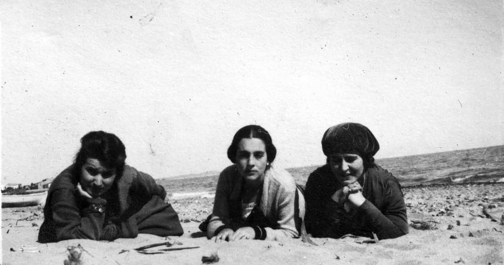 Maria Dolsa i dues noies, ajagudes a la sorra Cap a 1930 Arxiu Municipal