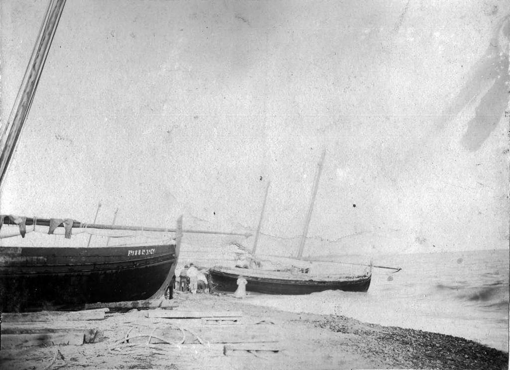 Treient barques, cap a 1900 Arxiu