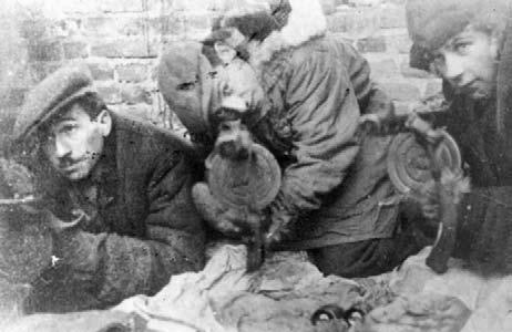 En la calle Mila 18, donde cruza con Zamenhofa, tuvo lugar la batalla final de los judíos, y los últimos héroes murieron el 8 de mayo de 1943.