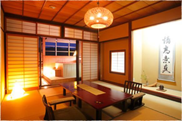 Ryokan Hidatei Hanaougi El Hidatei Hanaougi dispone de habitaciones de estilo japonés, algunas de las cuales