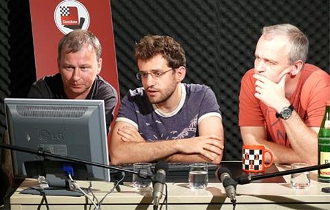 Candidato Aronian P4R.COM.BR O site do Xadrez - 1/5 12.3.2013 Levon Aronian es mi rival principal", comentó Carlsen recientemente. Por qué?