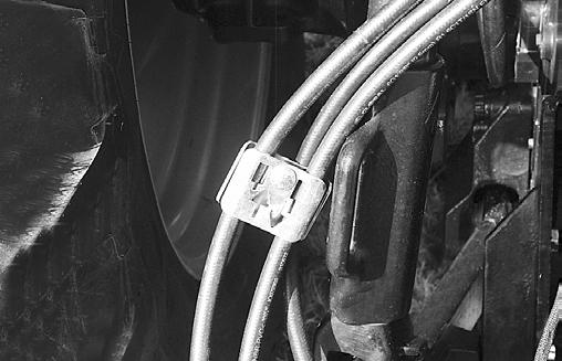 Conexiones hidráulicas Dos circuitos hidráulicos remotos del tractor son necesarios para operar la máquina. Un circuito remoto controla los cilindros de levantamiento del cabezal.