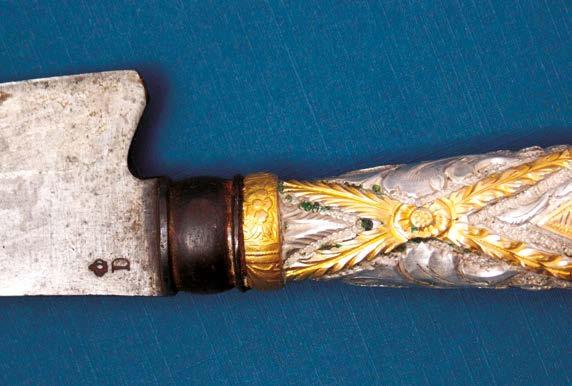 Cuchillo criollo, hoja D coronada, con cabo en plata y oro cincelado