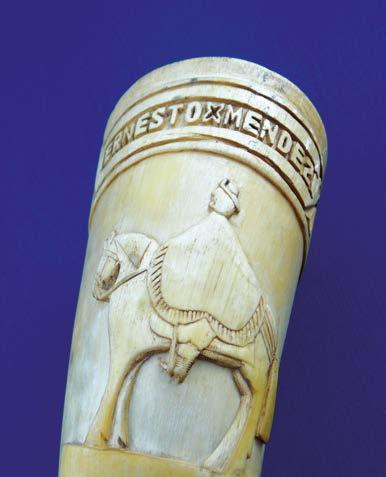 pata de caballo con herradura de metal plateado. Largo: 55 cm. 41.