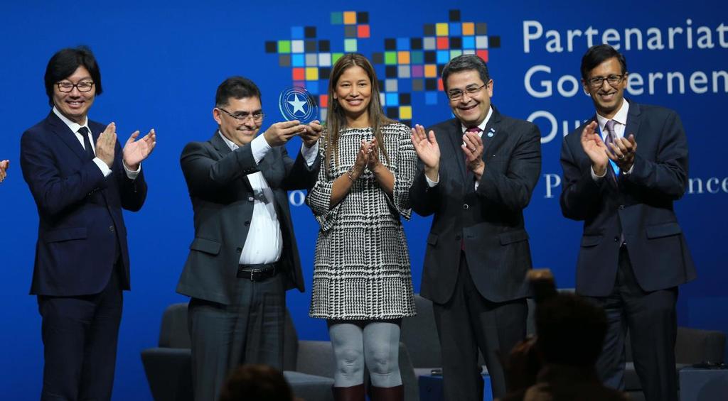 Nota de Prensa Francia Honduras se alza con premio mundial por sus iniciativas de transparencia La entrega de uno de los tres premios se hizo en el marco de la Cuarta Cumbre Mundial de la Alianza