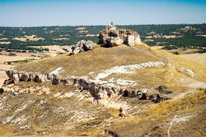 Ermita al E- de Alcozar, Soria, sobre Miocenos, Terciarios.