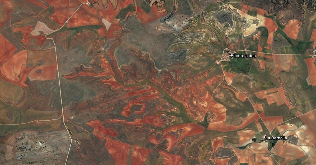 Aspecto de los terrenos rojos de conglomerados calcáreos y arcillas rojas y calizas del Páramo, del Plioceno Inf.-Med.