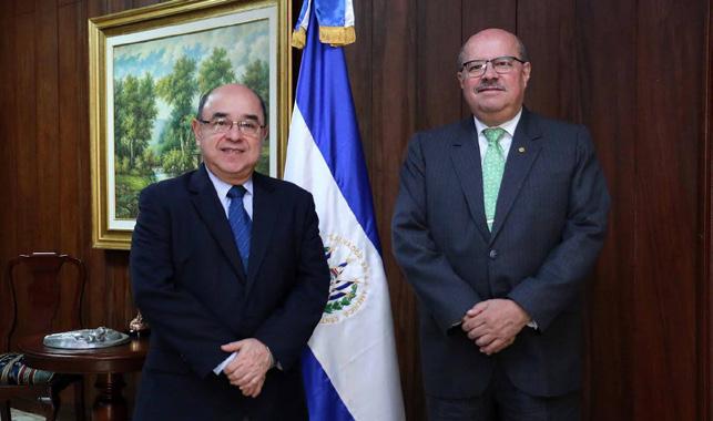VISITA EMBAJADOR DE LA REPÚBLICA DE PERÚ El Presidente de la CSJ, Dr. José Óscar Armando Pineda Navas sostuvo el primer acercamiento oficial con el Excelentísimo Sr.