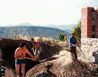 TAPIAS Y TAPIALES Las tapias son un tipo tradicional de construcción muchas veces asociado exclusivamente con obras de tierra.