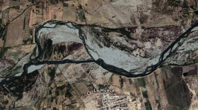valle del Bajo Chira esta caracterisado por llanura fluvial con un cauce anchura del cauce tiene de 200 m hasta 1000 m (promedio actual es 500 m) en el cauce se deposita arena en la forma de bancos