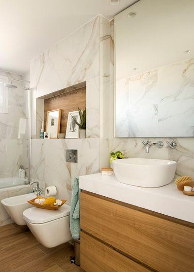 Para revestir el baño se ha utilizado el mismo azulejo de Grespania de la cocina, de efecto mármol. El pavimento es de baldosa.