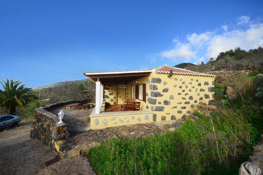 com Casa canaria muy bien restaurada con otra casa para reformar en una ubicación muy tranquila con fantásticas vistas al mar La Punta C- 2266 superficie construida 48 m² terreno 3.