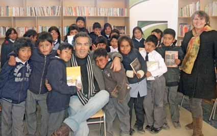 SQM SUSTENTABLE 2011 67 Talleres Literarios Con la participación del escritor pampino Hernán Rivera Letelier, durante el año 2011 se desarrollaron talleres literarios en las comunas vecinas a las