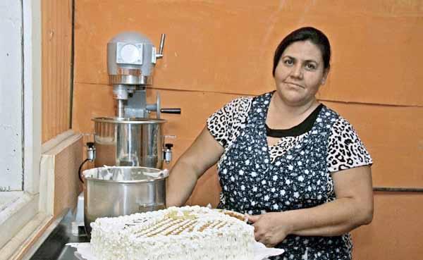 72 DESARROLLO SOCIAL Y COMUNITARIO Los Fondos Concursables de Microemprendimiento 2011, premiaron 21 iniciativas en dos comunas, 14 de San Pedro de Atacama y 7 de María Elena.