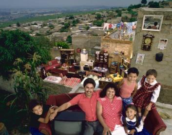 Slide 4 Una familia típica con todas sus posesiones en México, un país de ingresos medios PIB real per cápita: $11,800 Esperanza de Vida: 74 años Alfabetización Adulta: 94% Slide 5 Una familia típica
