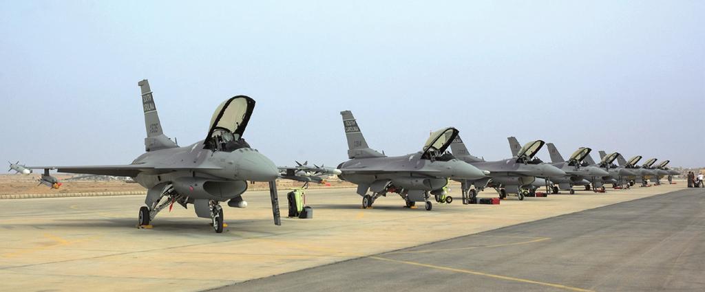 Cuatro Fighting Falcon jordanos sobrevolando Al Azraq.