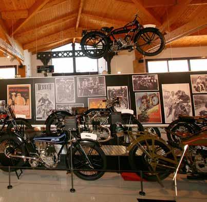 2. Las exposiciones Más de 1000m 2 divididos en dos plantas para revivir la historia y evolución de la motocicleta desde todas sus vertientes Exposición permanente 100 años de historia de la moto La