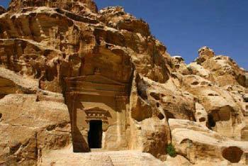 Hoy en día Al-Beidha constituye una parte de los dominios de los beduinos Amereen, quienes cultivan la tierra y utilizas las cisternas excavadas en la roca de los Nabateos.