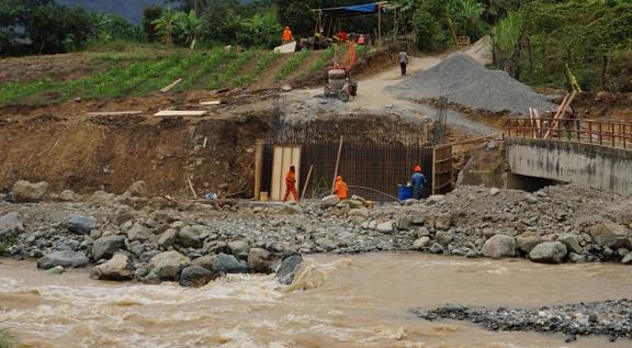 Estado en acción Damnificados por lluvias Piura: Continúa construcción de puente modular en río Chipillico a favor de caseríos aislados por lluvias El Gobierno Regional de Piura informó sobre los