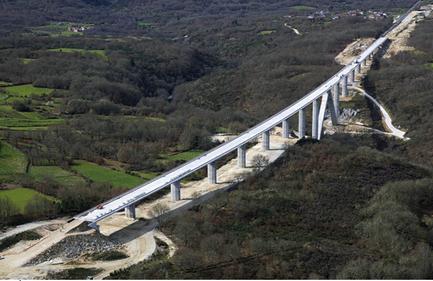 Otra Buena Práctica es la presentada por ADIF consistente en el Viaducto sobre el Río Arnoia. Línea de Alta Velocidad Madrid-Galicia.