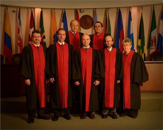 La Corte IDH Al frente de izquierda a derecha: Humberto Sierra Porto, Colombia; Eduardo Ferrer Mac- Gregor Poisot, México (Vicepresidente); Roberto Caldas, Brasil
