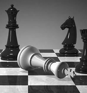 INTRODUCCION AL JUEGO I El ajedrez se juega entre dos jugadores; cada uno posee 16 piezas, siendo las de un jugador de color claro, llamadas blancas y las de su oponente de color oscuro, llamadas