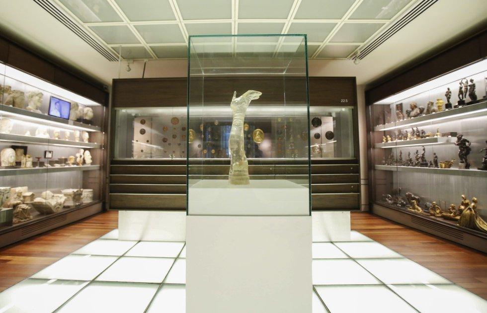 9. 'Dos piernas en vitrina' (2000), pieza creada por Juan Muñoz, expuesta en la última planta del museo sobre pavimento de vidrio, en la casa original de Lázaro Galdiano esa parte no estaba cubierta.