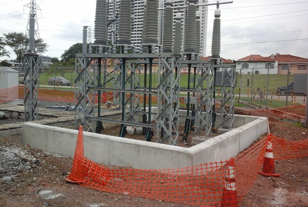 Terminar la construcción del muro perimetral y el drenaje en el área de los terminales de los cables de potencia XLPE.