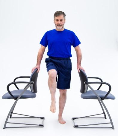 Número de Sets Estiramiento 1. Estiramiento de los músculos isquiotibiales Sentado a. Siéntese en una silla firme en un suelo que no sea resbaladizo. b.