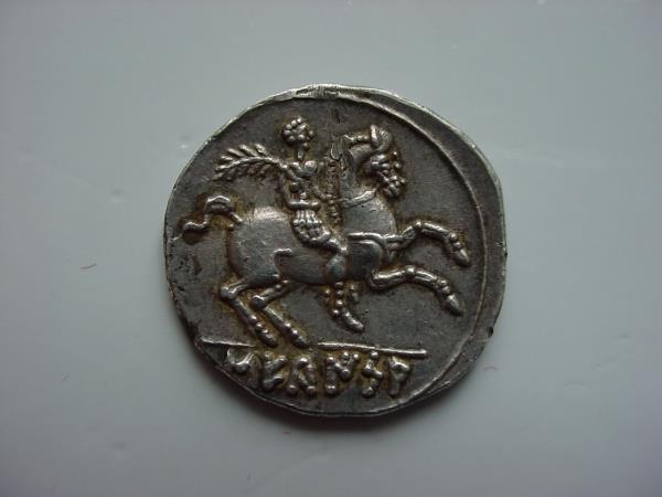 Sekaisa / Segeda. Monedas de plata 1. Denario. 3,8 gr. / 19-20 mm.). Anv.: Gráfila de puntos. Cabeza viril a dcha. con peinado de rizos de gancho.