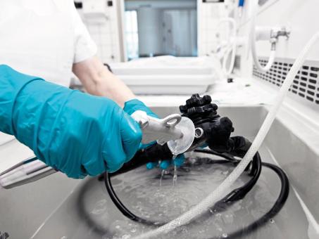Los endoscopios flexibles son dispositivos médicos reutilizables muy complejos.