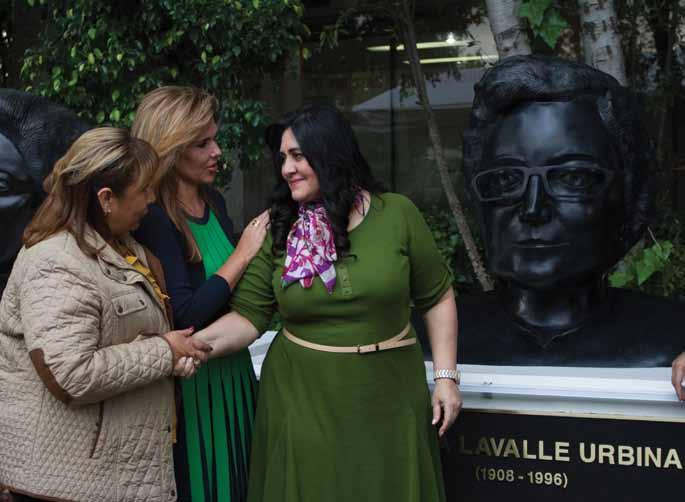 Diva Gastélum Margarita Flores, Claudia Pavlovich Arellano y Diva Gastélum (de izquierda a derecha) en la sede del Partido Revolucionario Institucional, Ciudad de México, 2014 reconocido