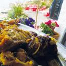 Sabors d Eivissa: En un racó idíl lic amb vista sobre el mar es troba l únic restaurant que ofereix en aquestes jornades gastronòmiques peix en salmorra, una antiga recepta dels pescadors de l illa.