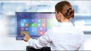 Al tocar diferentes porciones de la pantalla con un dedo, el dispositivo toma acciones determinadas por un programa informático.
