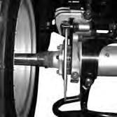 Revisiones Periódicas 1. Colocar la motocicleta en una superficie horizontal. 2. Revisar el nivel de desgaste de las balatas del freno trasero. Ver imagen 8. 3.