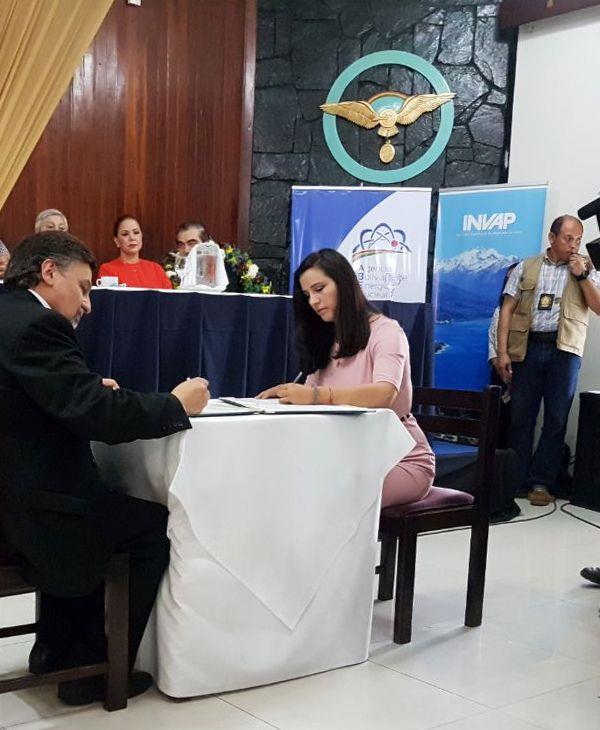 INVAP FIRMÓ CONTRATO PARA CONSTRUCCIÓN DE CENTROS DE MEDICINA NUCLEAR Y RADIOTERAPIA La Agencia Boliviana de Energía Nuclear (ABEN) y la empresa Argentina INVAP suscribieron un contrato de