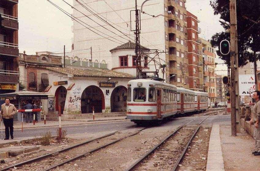 En las siguientes imágenes podemos ver el antiguo trenet a su paso por Benicalap, que prestaba servicio a las primitivas líneas de València a Liria y Bétera.