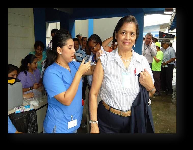 NOTICIA Vacunan contra la Influenza a más de 300 empleados de la ENP El Doctor Roberto Aguilera, Coordinador de la clínica médica de la ENP explico que es una iniciativa de la Gerencia General
