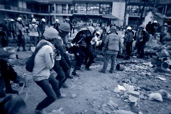 «Dossier: sociedad civil y partidos políticos» Labores voluntarias en edificio colapsado en Ciudad de México Foto: ProtoplasmaKid, vía Wikicommons distancias, acortó diferencias y unió intereses