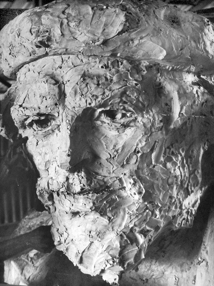Primeras fases del modelado de la cara del Che. Escultura de 6.80 metros de altura (mayo de 1985). tálica. Faltaba entonces iniciar las construcciones civiles.