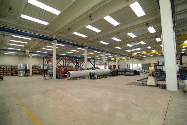 máquinas. El centro de producción de ADES se implanta sobre 22.000 m²: 6.000 m² de naves cubiertas 4.