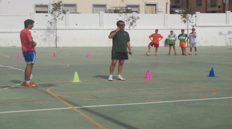 la actividad deportiva, detallamos en este trabajo los puntos básicos para la creación de una escuela de fútbol sala.