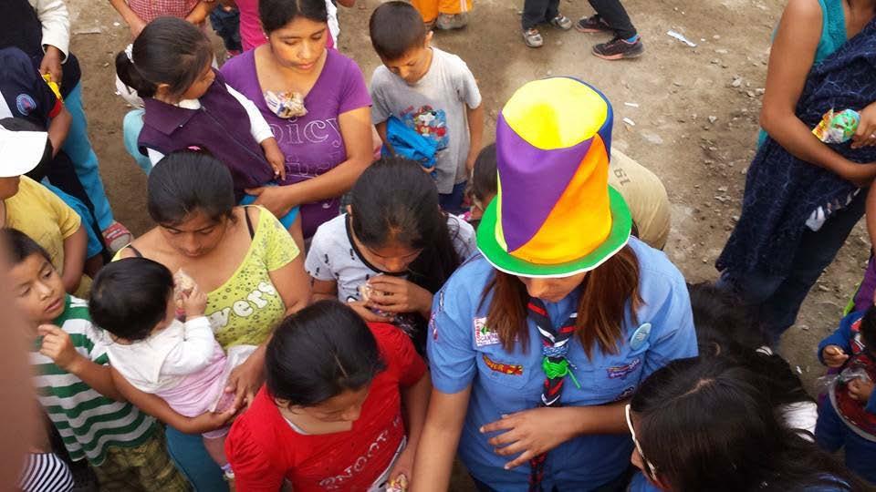 entrega de regalos a los niños del cerro el Misti en Belaunde última zona - Comas.