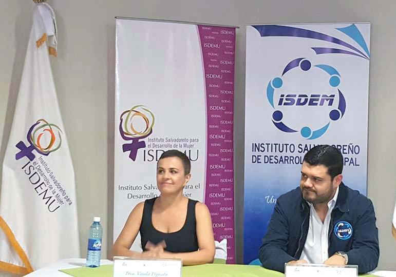 Mujer (ISDEMU) Vanda Pignato y el Presidente del Consejo Directivo del Instituto Salvadoreño de Desarrollo Municipal (ISDEM), Rogelio Rivas Polanco, firmaron un convenio de cooperación